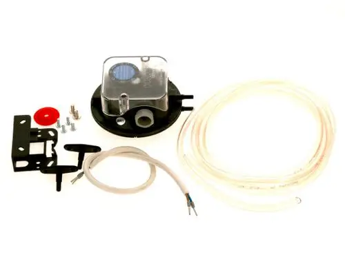 BOSCH Differenzdruck-Set bestehend aus Drucksensor, Montagehalterung, Schrauben, Schlauch und Kabel für die Verbindung und Installation.